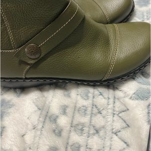 Clark’s leather boots size 6 olive green